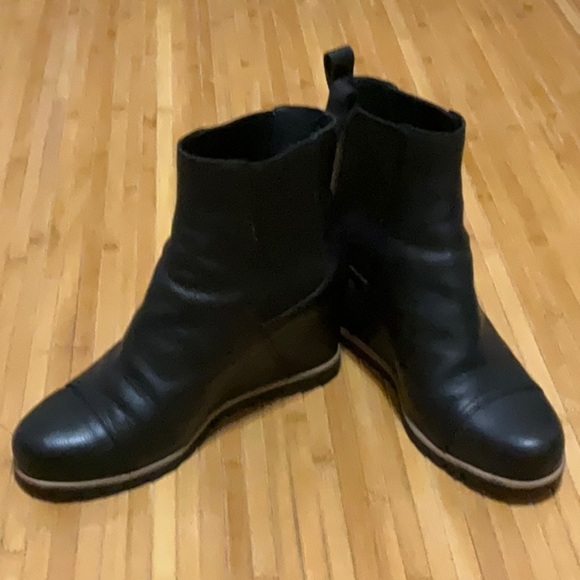 Pax booties from UGG® - Picture 1 of 4